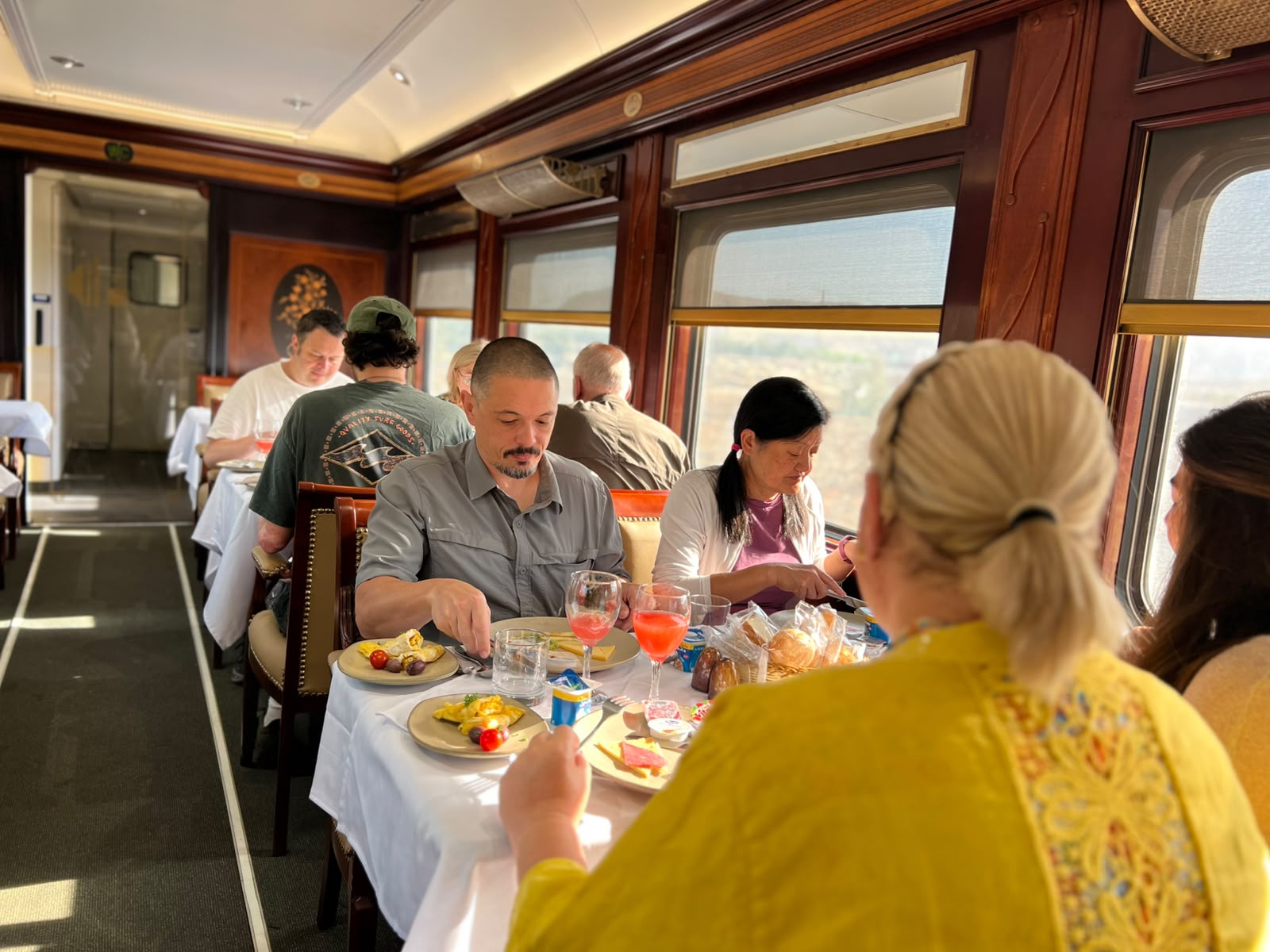 Sleeper train Elite Club car dining